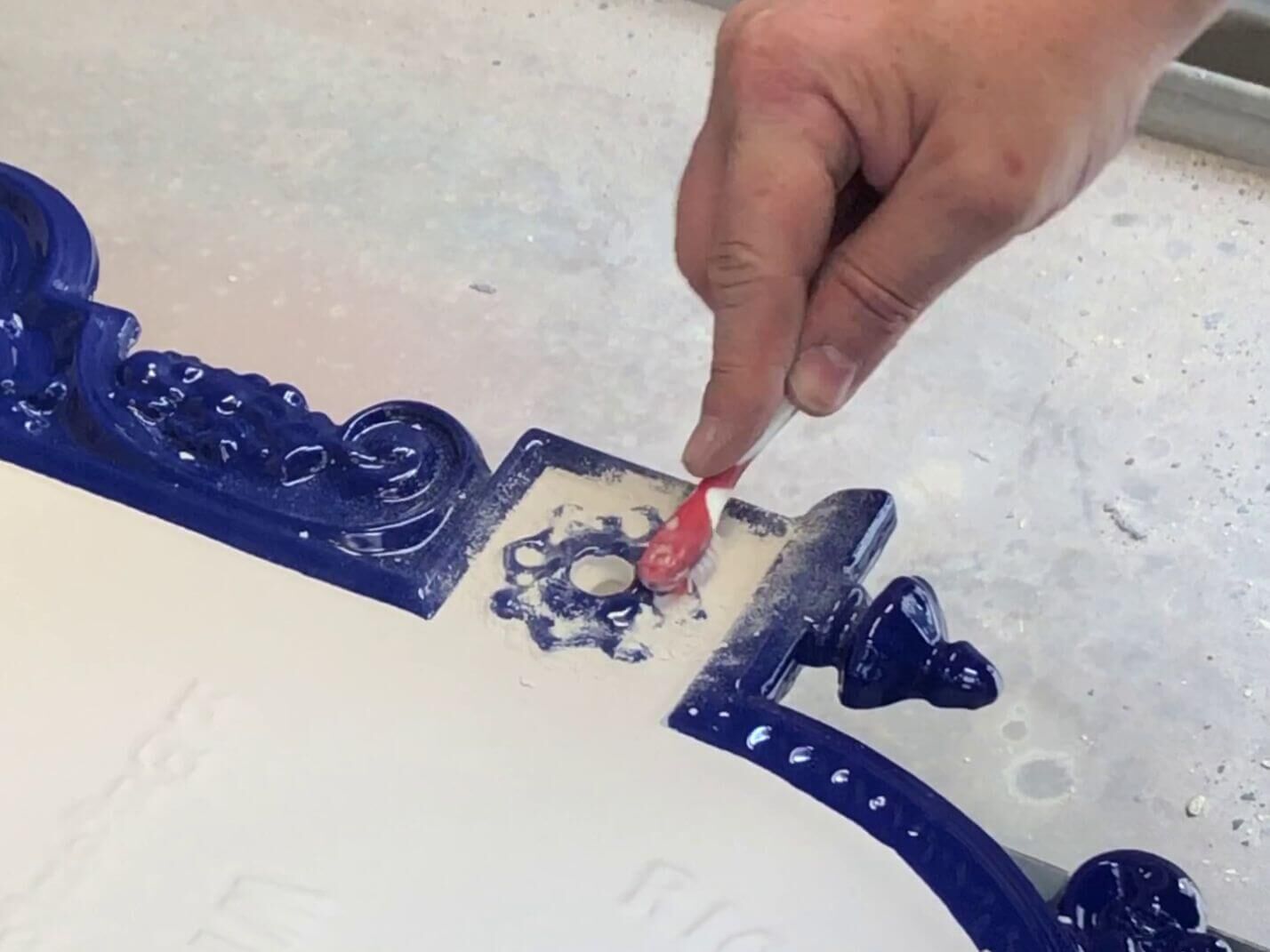 Überlappungen werden behutsam mit der Zaunbürste entfernt, um eine saubere Abtrennung zu schaffen Überlappungen werden behutsam mit der Zaunbürste entfernt, um eine saubere Abtrennung zu schaffen