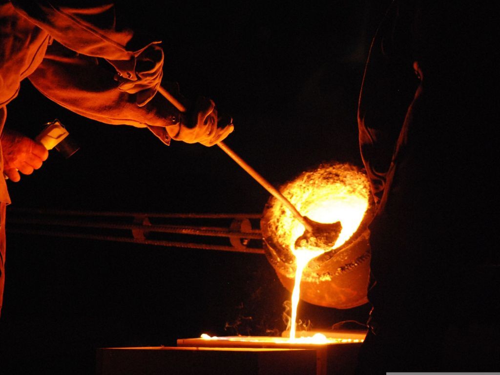 Schmelzprozess bzw. Giessprozess - Reproduktionen aus Metallguss Schmelzprozess bzw. Giessprozess - Reproduktionen aus Metallguss