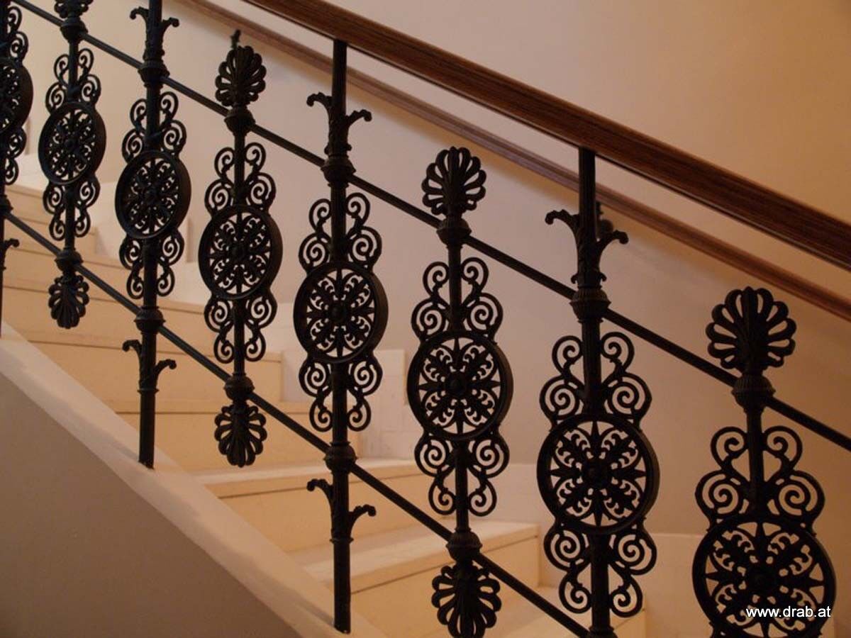 Reproduktion des historischen Stiegenhausgeländers aus Gusseisen für das Hotel Sacher Reproduktion des historischen Stiegenhausgeländers aus Gusseisen für das Hotel Sacher