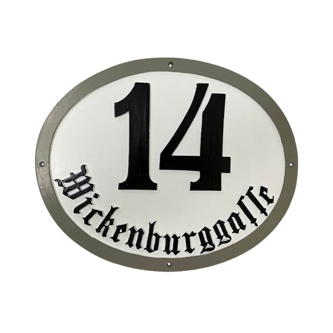 stilvolle ovale Hausnummerntafel Altstadt aus Aluminiumguss mit Frakturschrift und hellgrauer Umrandung stilvolle ovale Hausnummerntafel Altstadt aus Aluminiumguss mit Frakturschrift und hellgrauer Umrandung