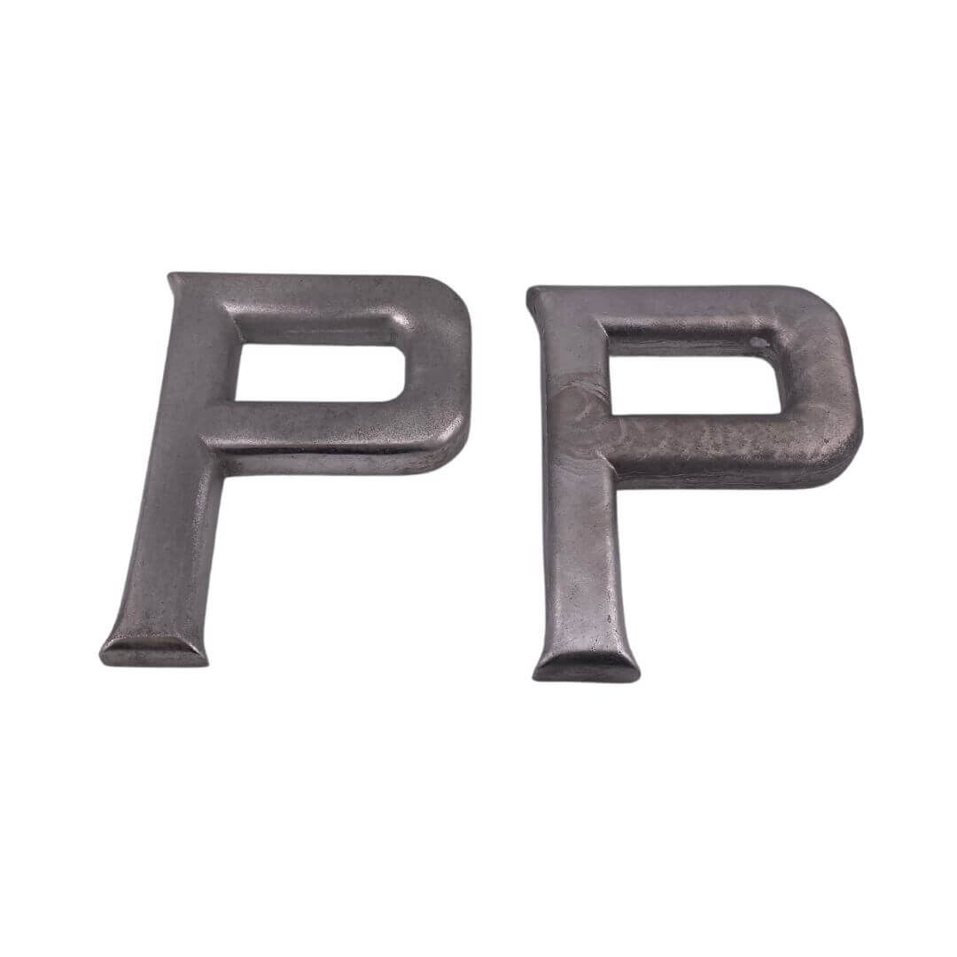 Reproduktion von Buchstaben aus Aluminiumguss für Hausfassade Reproduktion von Buchstaben aus Aluminiumguss für Hausfassade