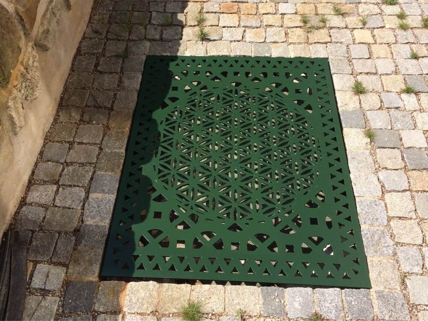 Individuelle Schachtabdeckung mit floralem Design Individuelle Schachtabdeckung mit floralem Design