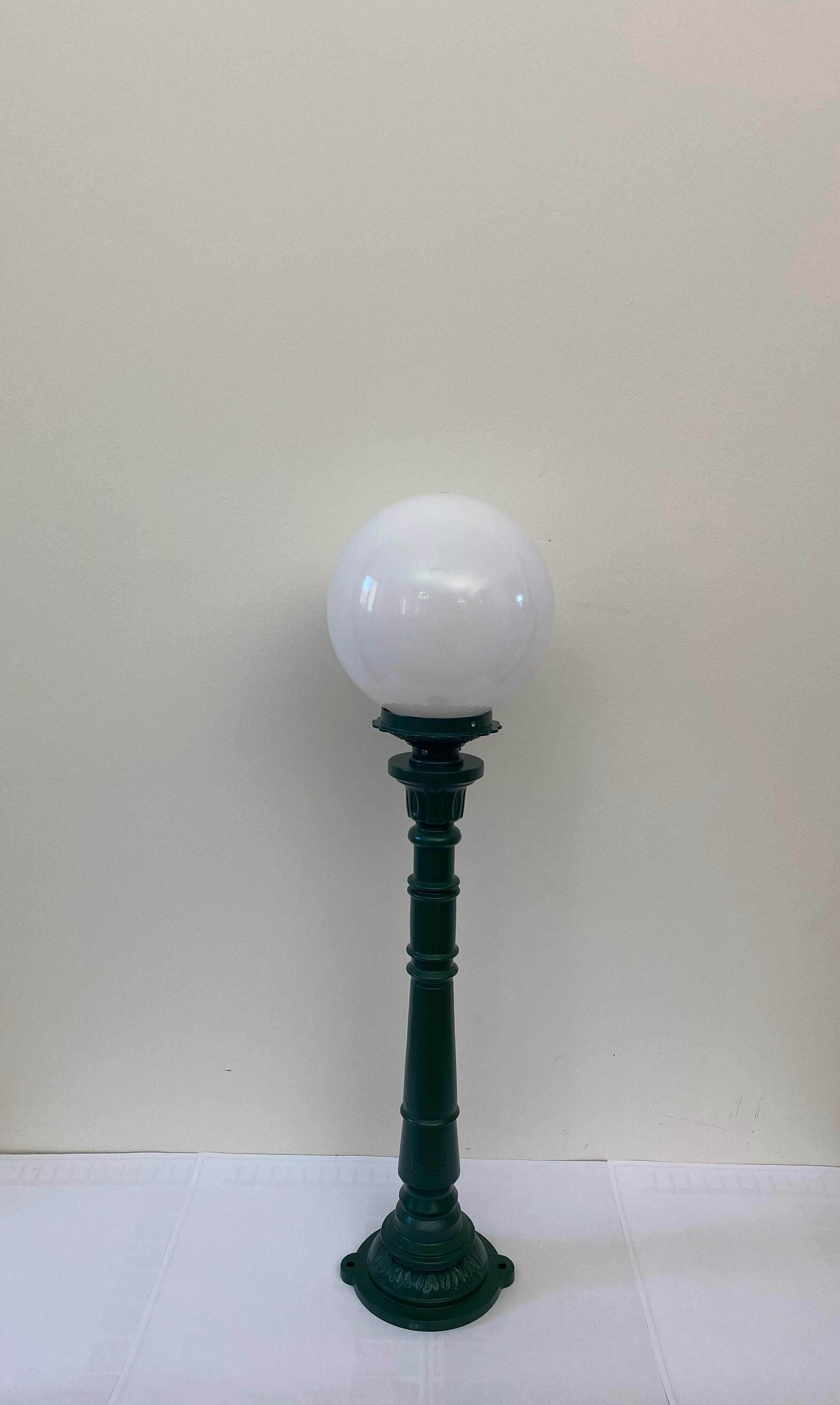 nostalgie-kugelleuchte-gartenlaterne-triest-opal-gruen-1 Sockelleuchte "Kugel/Triest" in RAL 6005 Moosgrün