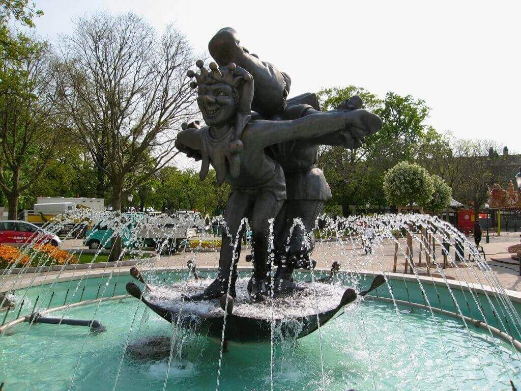 Skulptur "Wurstelbrunnen" aus Bronzegusim Wiener Prater