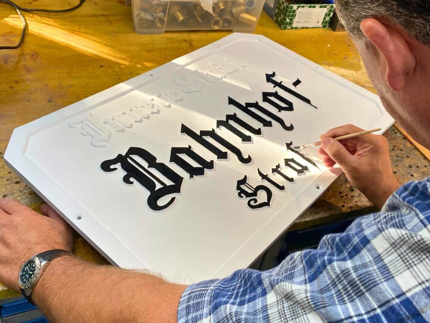 Händisches Bemalen der Straßentafel Händisches Bemalen der Straßentafel