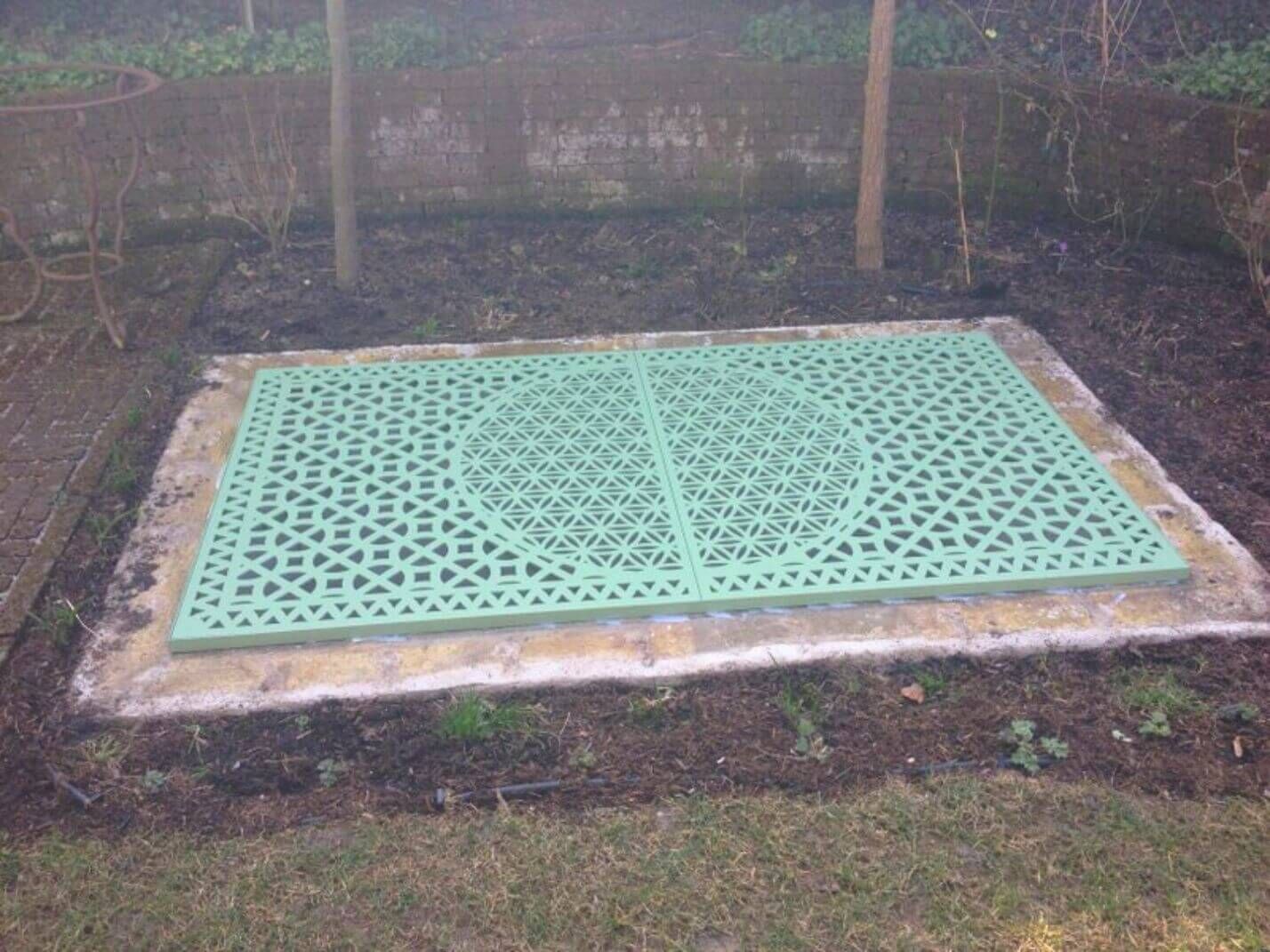 Bodenrost mit floralem Muster aus Metall Bodenrost mit floralem Muster aus Metall