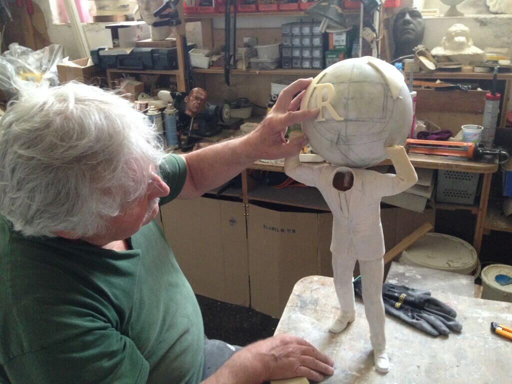 Arbeitsprozess Arnold Schwarzenegger Skulptur R20 Award Arbeitsprozess Arnold Schwarzenegger Skulptur R20 Award