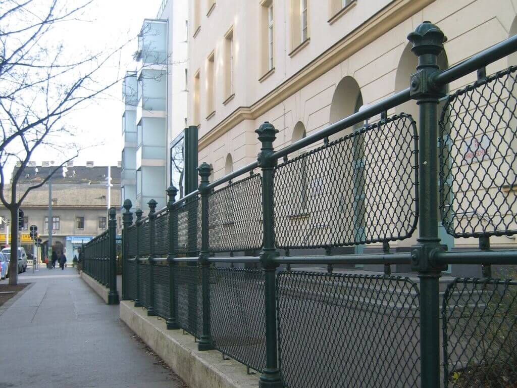 Eleganter Krippgitterzaun der Volksschule Braunhubergasse