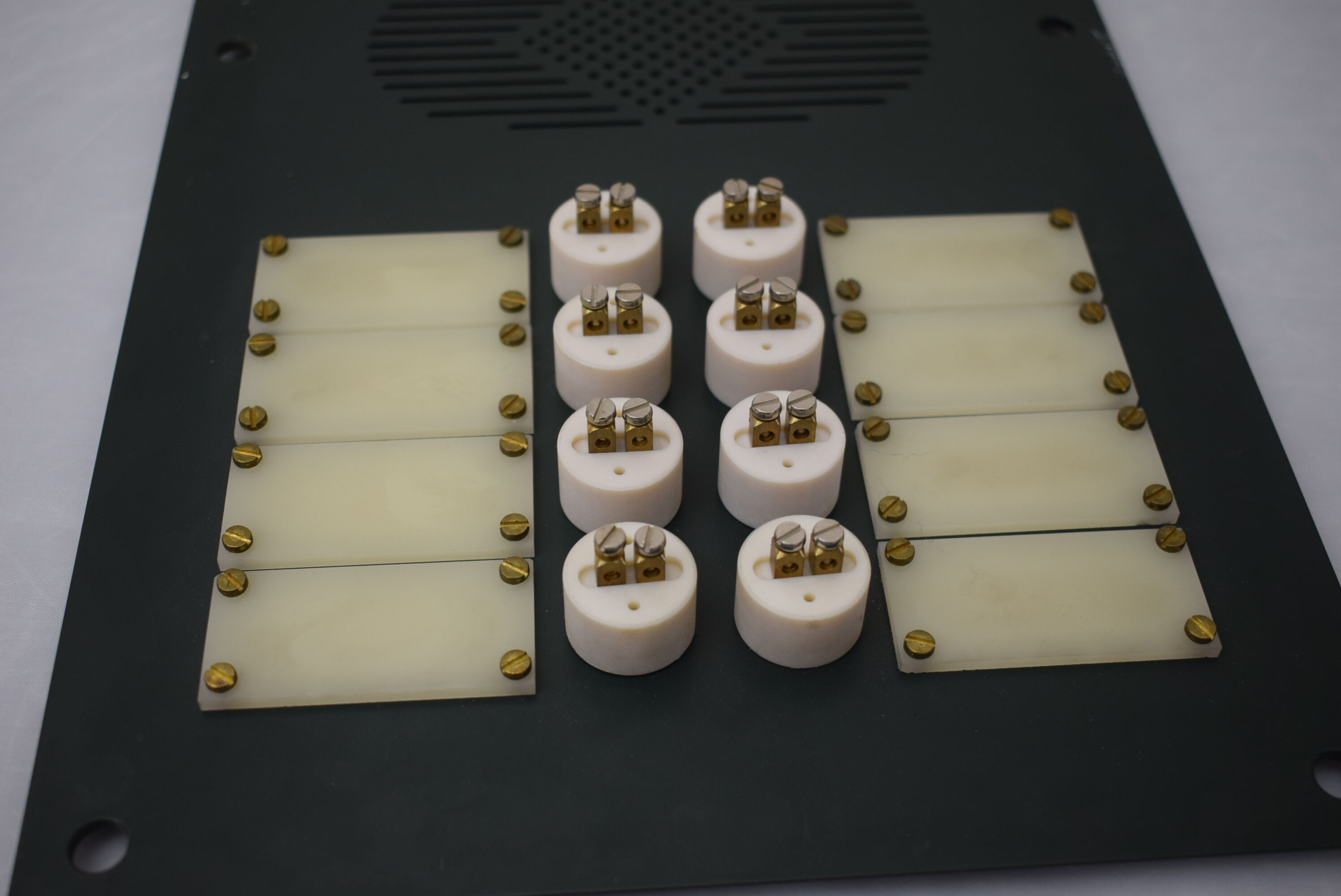 klassische_sprechanlage_messing_2 Sprechanlagen-Abdeckung aus Messing,16 Klingelknöpfe Rückseite