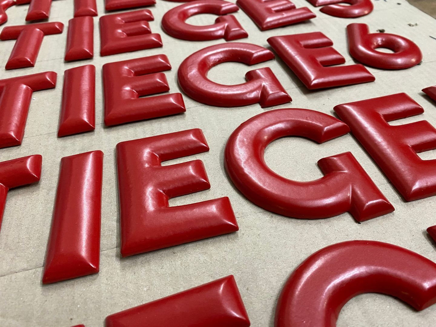 Reproduktion von Fassadenbeschriftung "STIEGE" aus Aluminiumguss - Stadt Wien / Wiener Wohnen