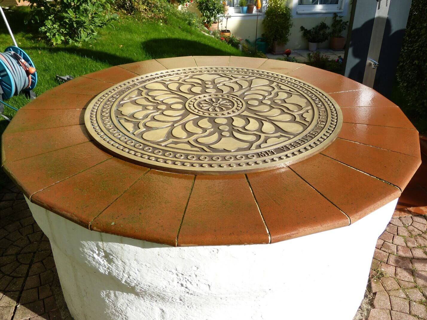 Individuelle Bodeneinlegeplatte aus Messingguss als Abdeckung für einen Brunnen Individuelle Bodeneinlegeplatte aus Messingguss als Abdeckung für einen Brunnen