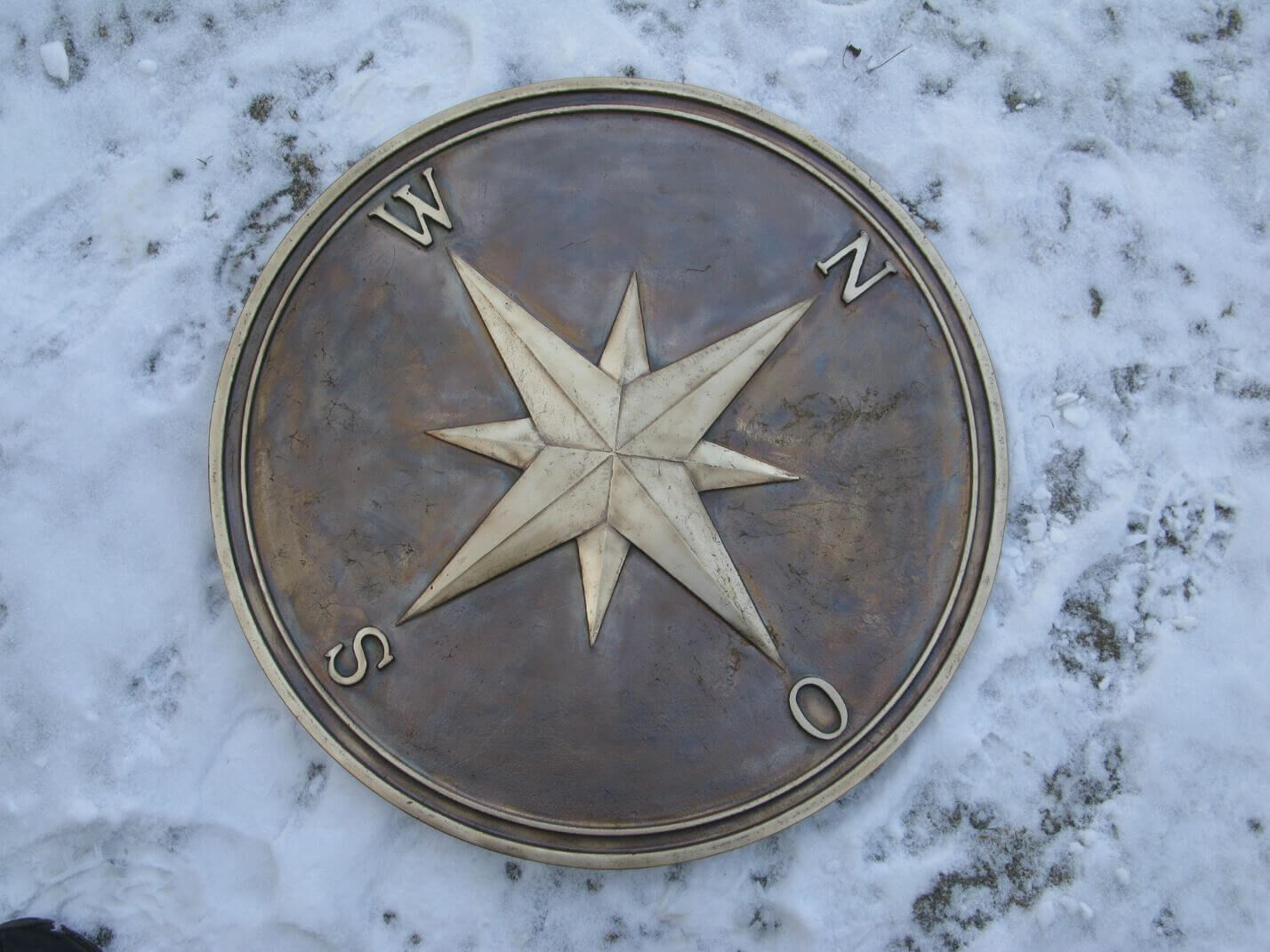 Bodeneinlegeplatte aus patiniertem Messingguss - Rand und Windrose aufgeschliffen Bodeneinlegeplatte aus patiniertem Messingguss - Rand und Windrose aufgeschliffen
