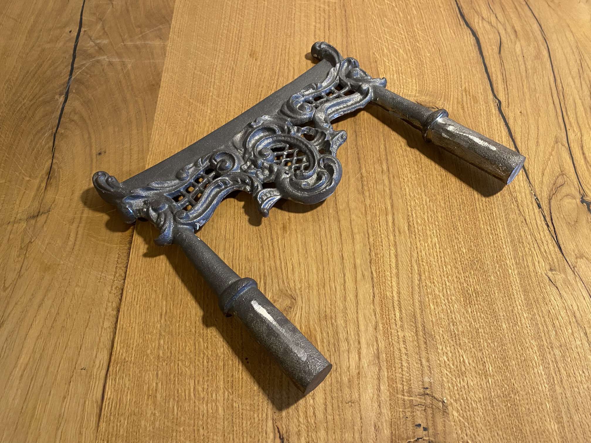 fussabstreifer-antik-historisch-gusseisen-3 Seitliche Ansicht des Fußabstreifers Antik zum Einbetonieren