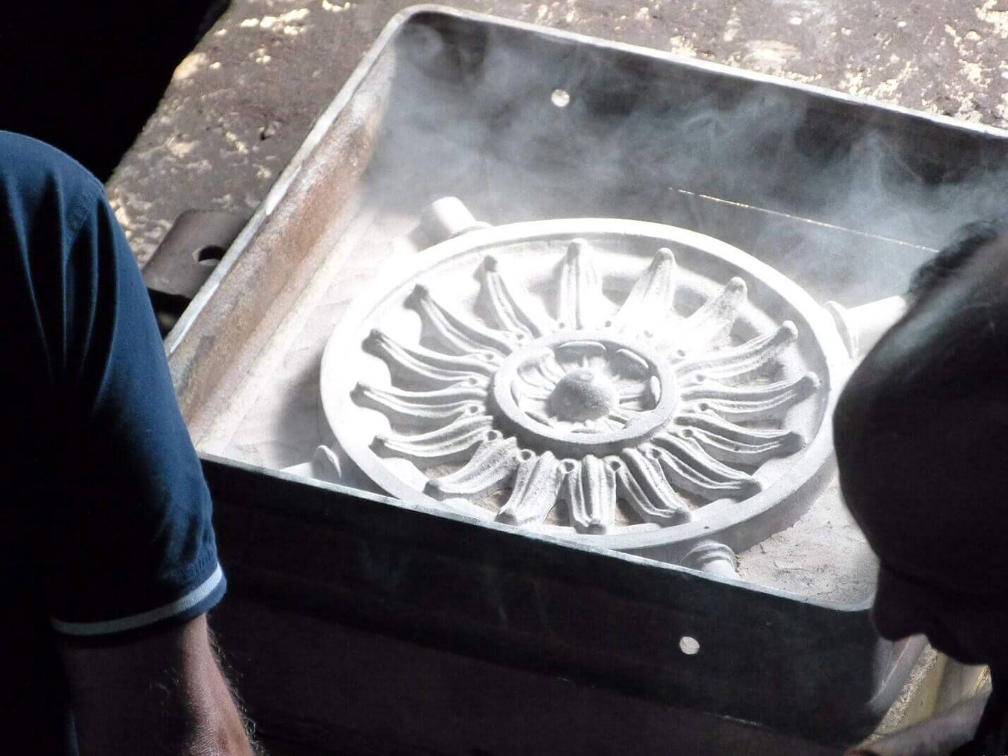 Gussmodell des Otto-Wagner Gelaenders im Formkasten Gussmodell des Otto-Wagner Gelaenders im Formkasten