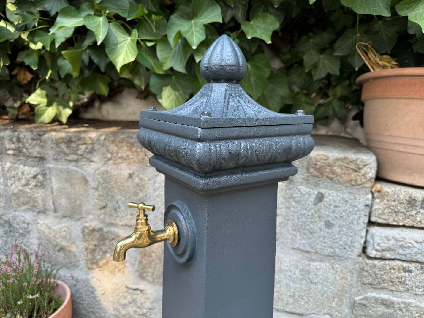 Messingwasserhahn des nostalgischen Gusseisen-Standbrunnen Hohenberg Messingwasserhahn des nostalgischen Gusseisen-Standbrunnen Hohenberg