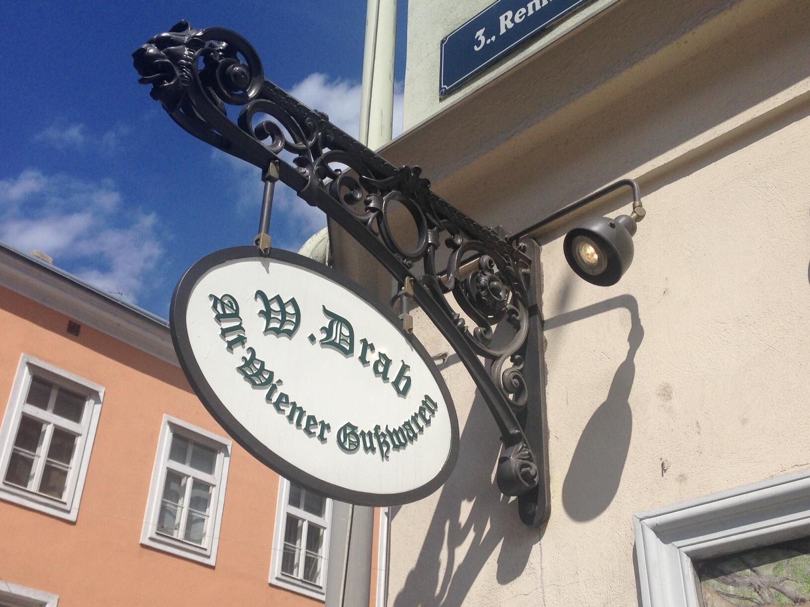 Steckschild bzw. Ladenschild mit Wandausleger aus Metallguss & Schmiedeeisen Steckschild bzw. Ladenschild mit Wandausleger aus Metallguss & Schmiedeeisen