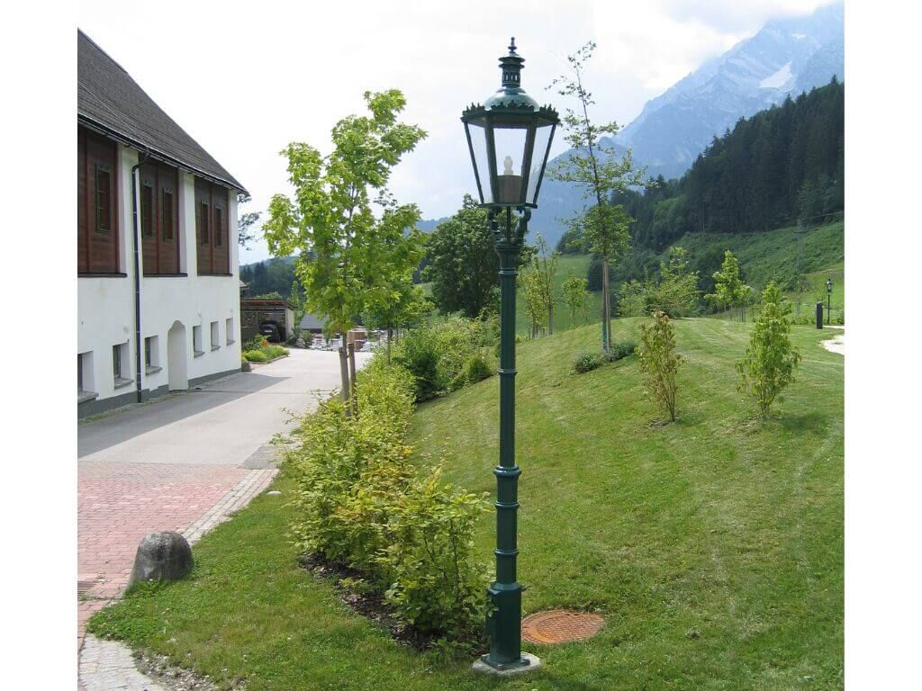 Stilvolle Standlaterne Stadtpark in Moosgruen Stilvolle Standlaterne Stadtpark in Moosgruen