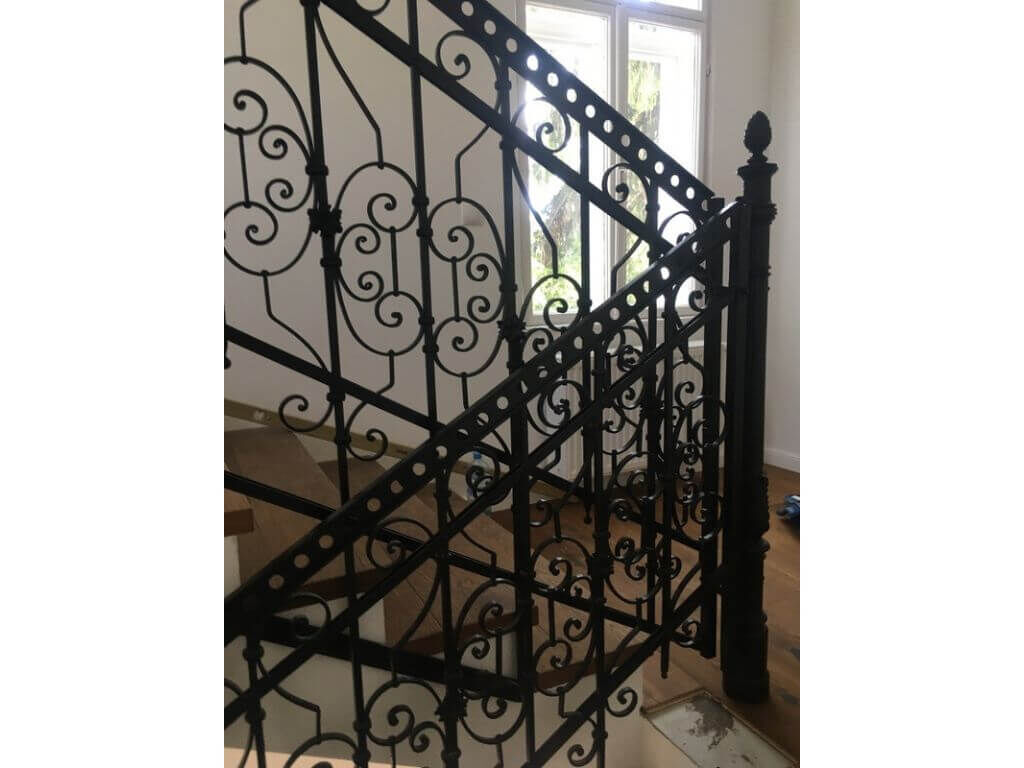 Detailaufnahme des Stiegengelaenders aus Schmiedeeisen Detailaufnahme des Stiegengelaenders aus Schmiedeeisen