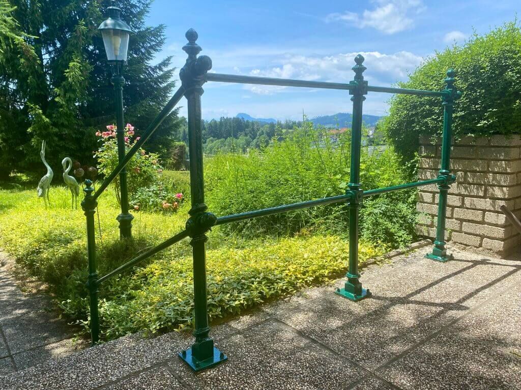 Klassisches Aussengelaender aus Gusseisenmit Rohrdurchzug Klassisches Aussengelaender aus Gusseisenmit Rohrdurchzug