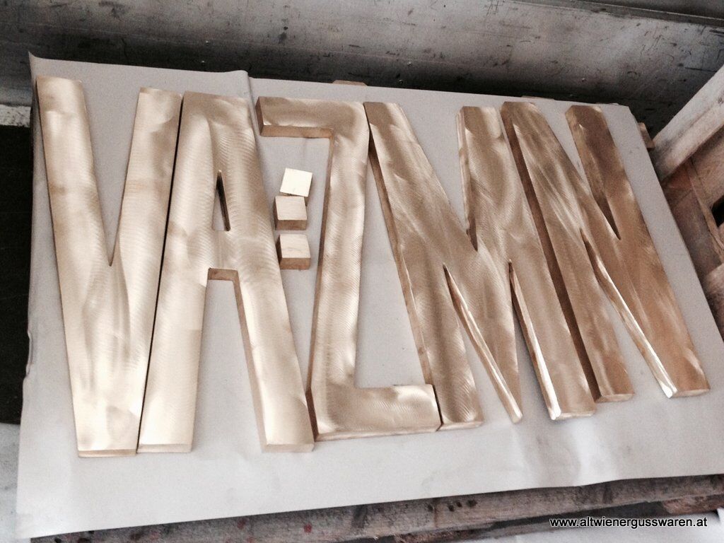 Große Fassadenbuchstaben aus Messingguss Große Fassadenbuchstaben aus Messingguss