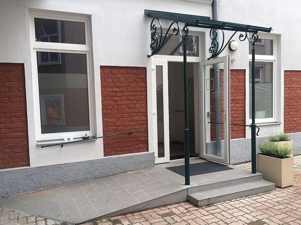 Vordach aus Schmiedeeisen und Glasueberdachung Vordach aus Schmiedeeisen und Glasueberdachung