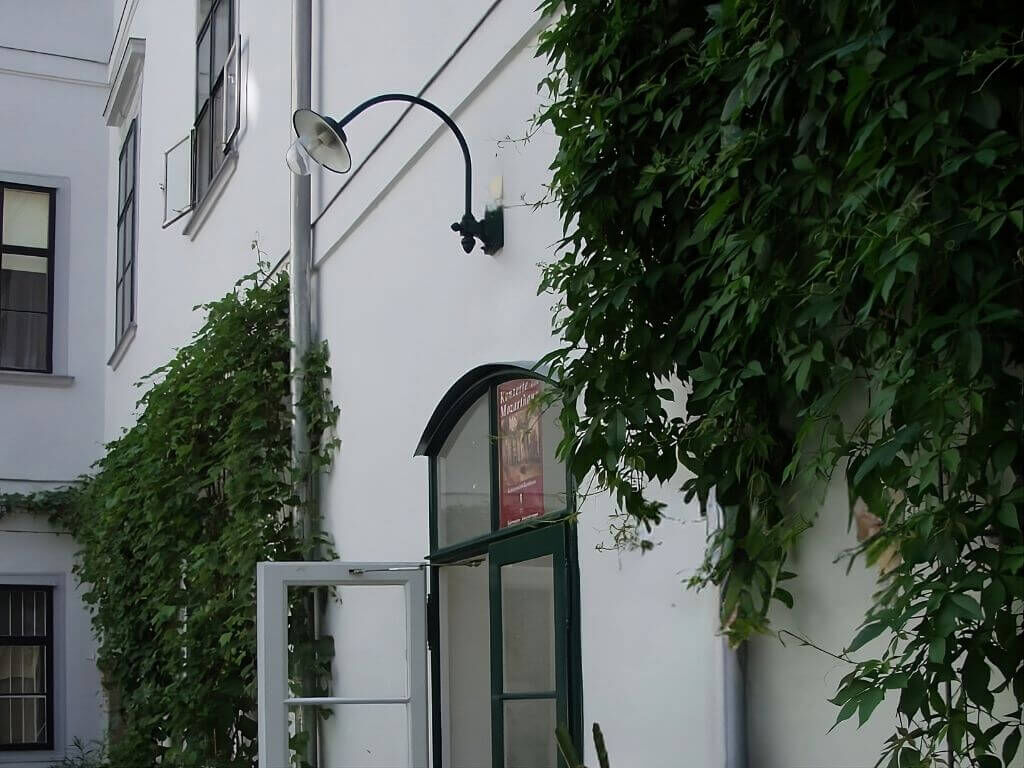 Hofleuchte mit Schwanenhals fuer den deutschen Orden Hofleuchte mit Schwanenhals fuer den deutschen Orden