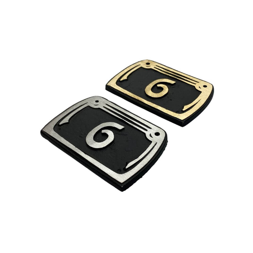 Jugendstil Türnummerntafel Otto Wagner - oben Messingguss - unten Aluminiumguss - jeweils Schwarz/aufgeschliffen Jugendstil Türnummerntafel Otto Wagner - oben Messingguss - unten Aluminiumguss - jeweils Schwarz/aufgeschliffen