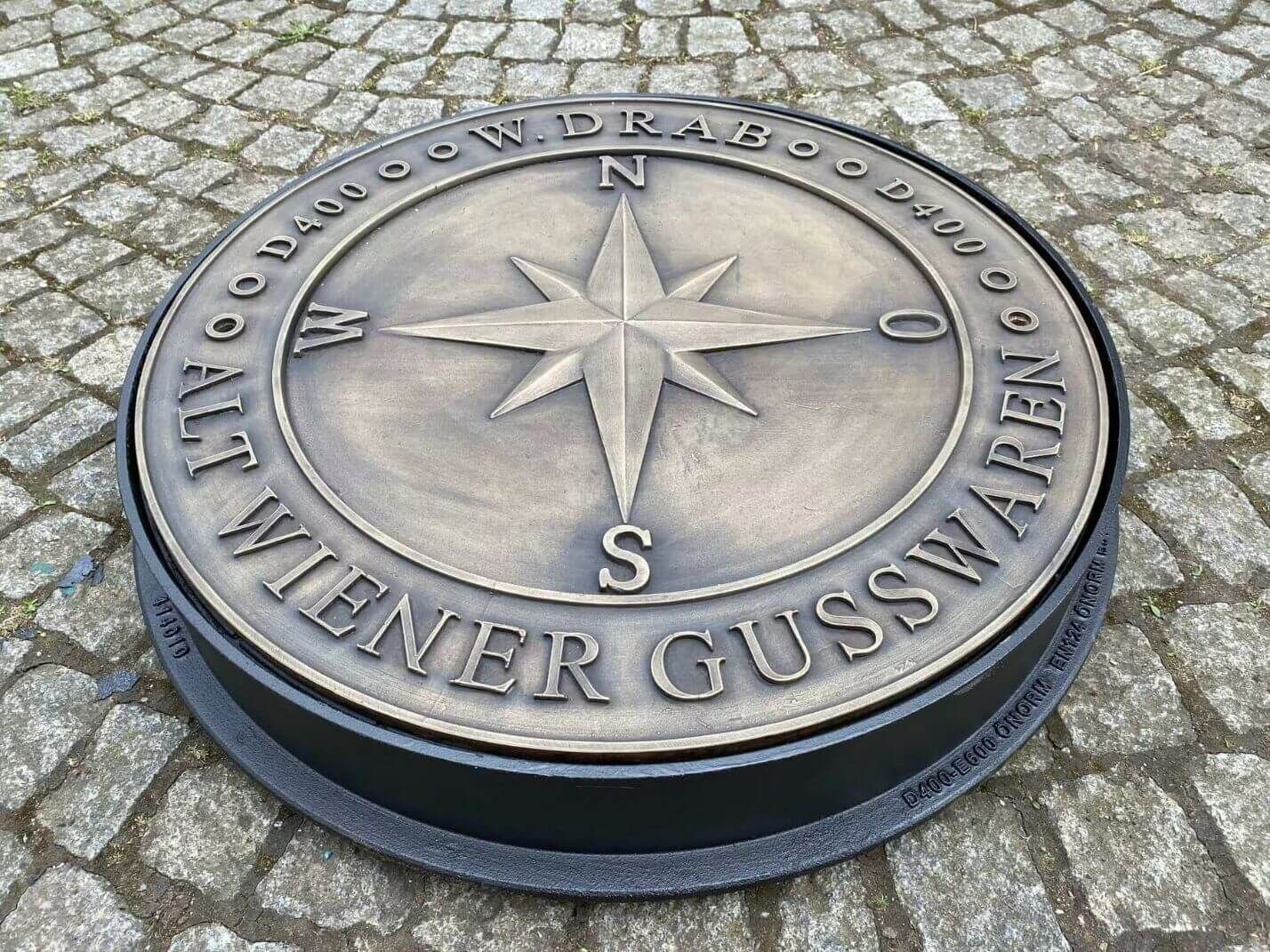 stilvolle Messingguss Schachtabdeckung "Windrose" stilvolle Messingguss Schachtabdeckung "Windrose"