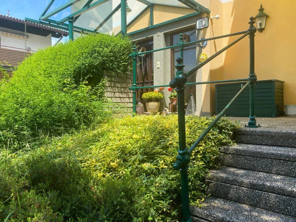 Klassisches Gelaender aus Gusseisenmit Rohrdurchzug