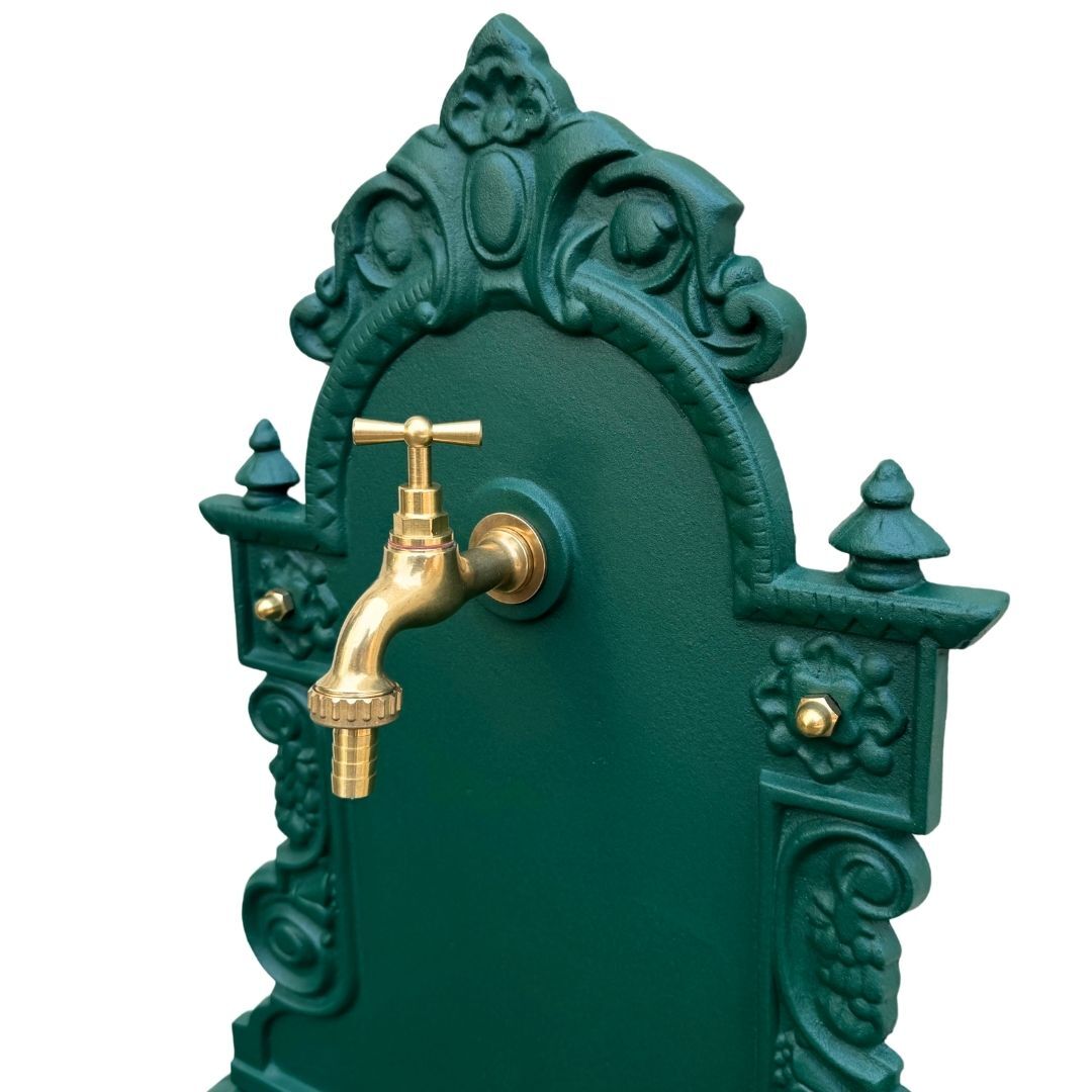 Detailansicht der Bassena Wien aus Gusseisen in Gruen Detailansicht der Bassena Wien aus Gusseisen in Gruen