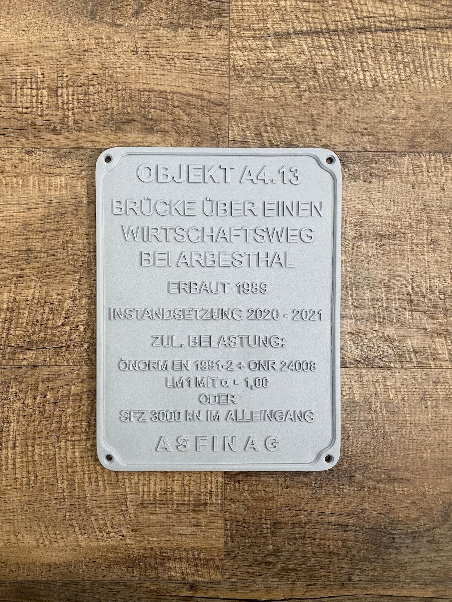 Brückentafel aus Aluminium- und Bronzeguss - eigener Text