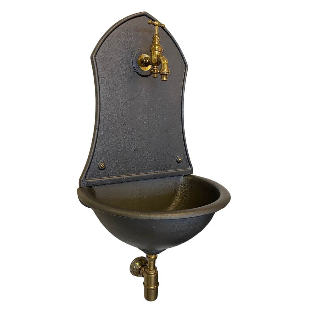 Seitenansicht der schlichten Bassena 10130g aus Gusseisen mit Messing-Siphon und Messing-Wasserhahn "Frankfurter" Seitenansicht der schlichten Bassena 10130g aus Gusseisen mit Messing-Siphon und Messing-Wasserhahn "Frankfurter"