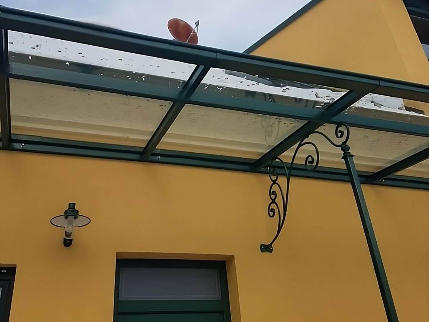 Vordach mit Glasüberdachung und stilvolle Wand-Schirmleuchte Vordach mit Glasüberdachung und stilvolle Wand-Schirmleuchte