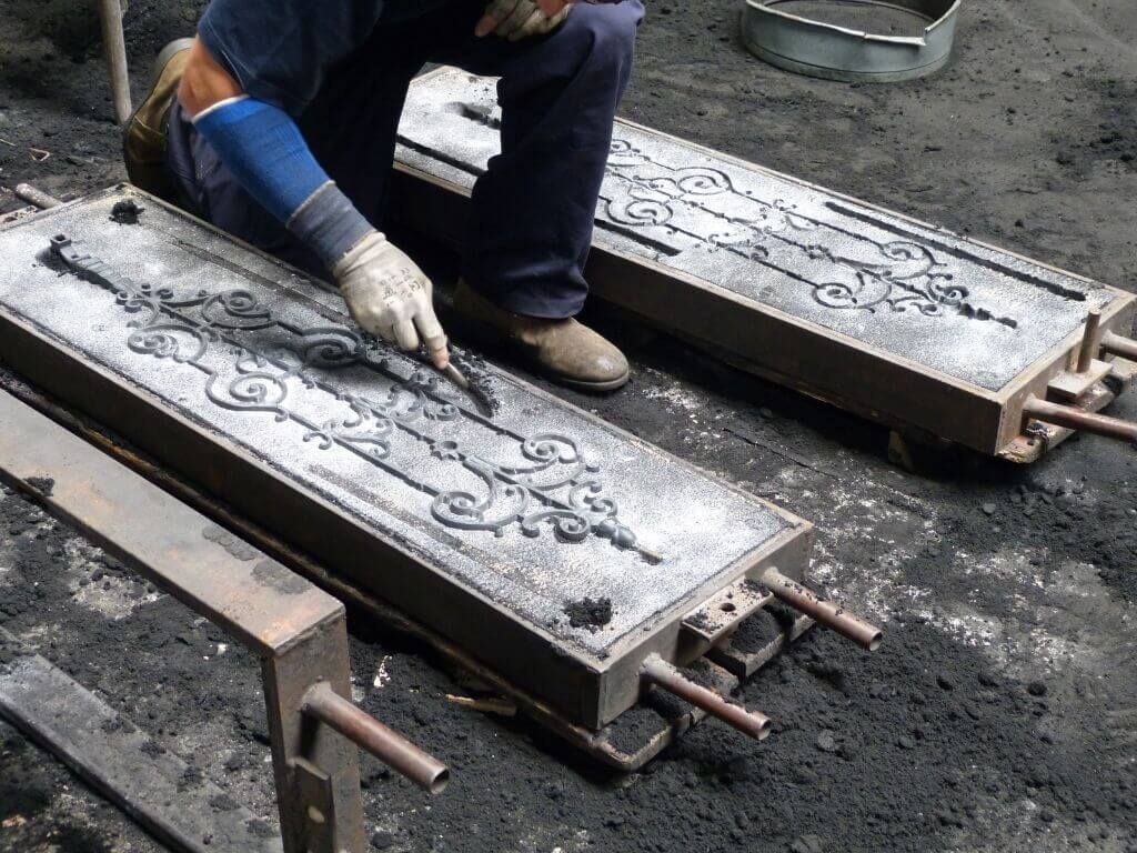 Reproduktion eines historischen Stiegengelaenders aus Gusseisen im Sandformgussverfahren Reproduktion eines historischen Stiegengelaenders aus Gusseisen im Sandformgussverfahren