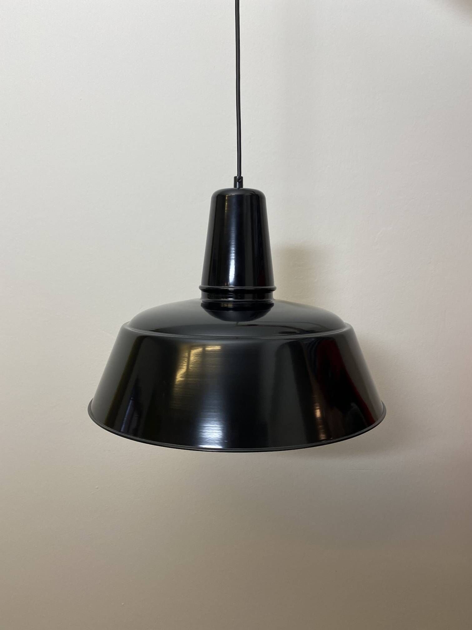 haengleuchte-sievering-dm400-pvc Hängeleuchte Sievering mit schwarzem PVC-Kabel im Industriestil