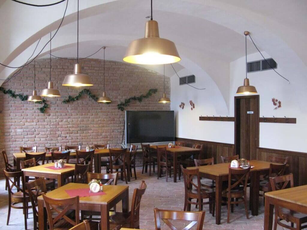 gasthaus_hansy_haengeleuchten_wandleuchten_fabrikleuchten_industriestil_drab_4