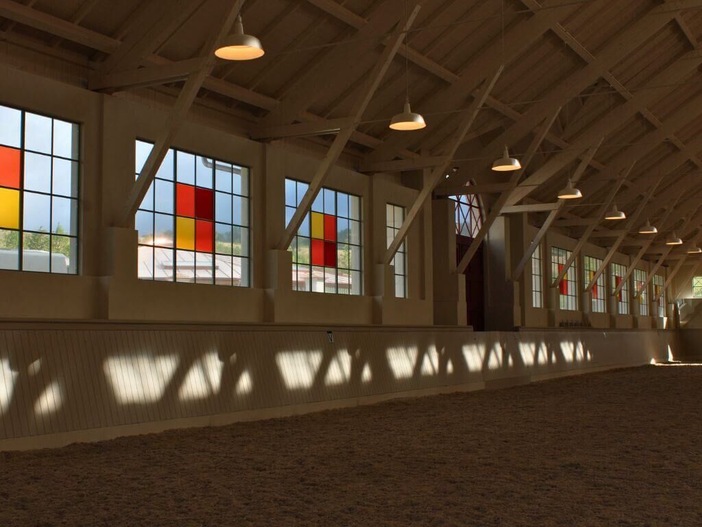 Weisse Industrialleuchten fuer eine private Reithalle Weisse Industrialleuchten fuer eine private Reithalle