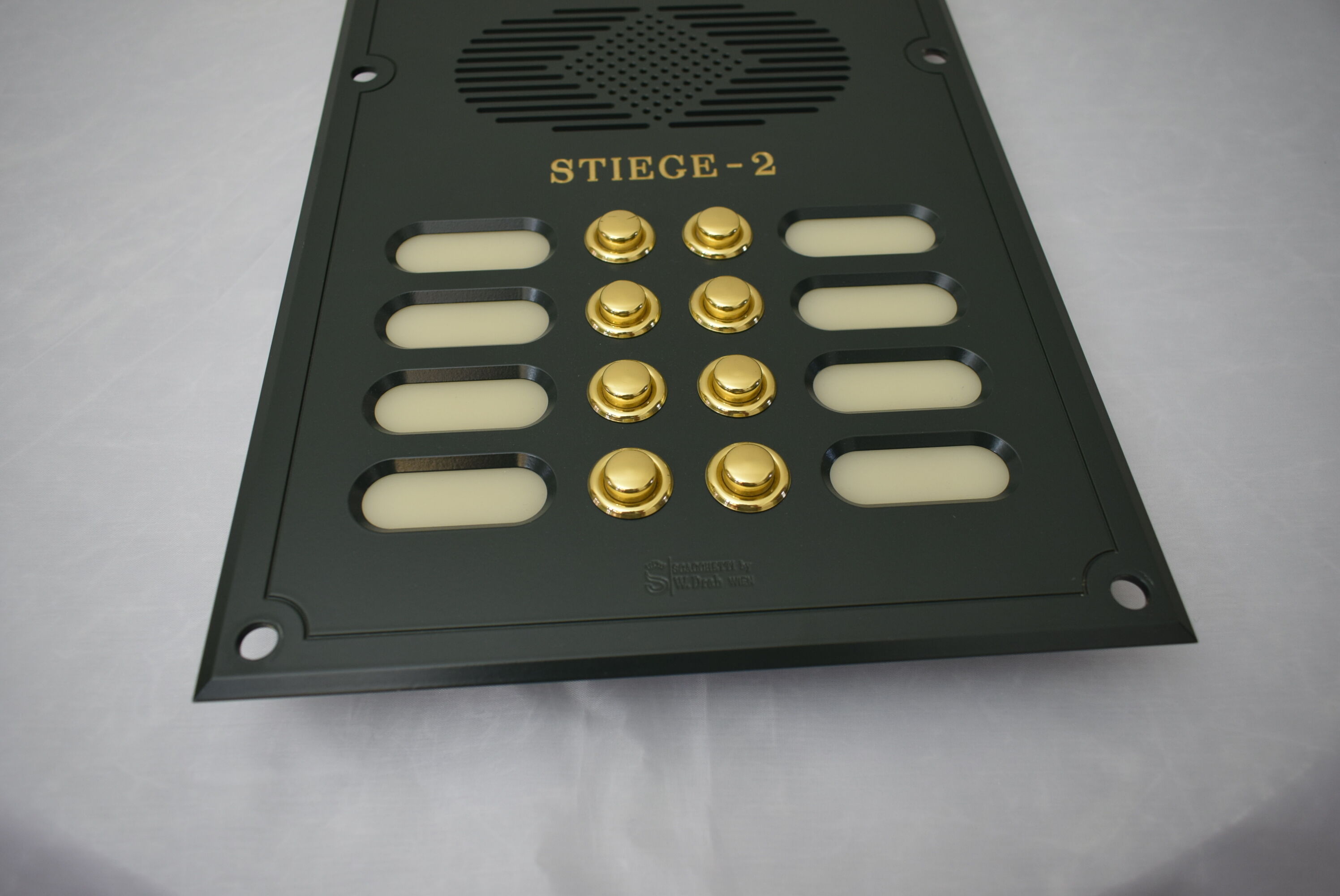 klassische_sprechanlage_messing_4 Sprechanlagen-Abdeckung aus Messing, dunkelgrün lackiert Vorderseite