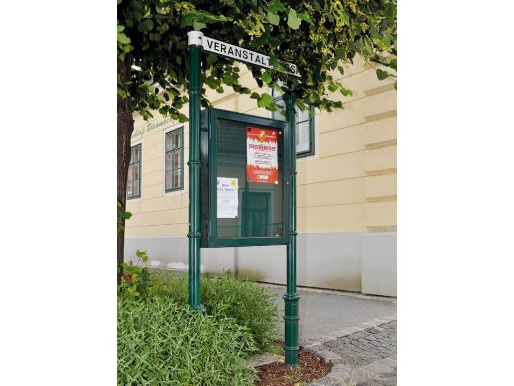 Klassischer Schaukasten mit 2 Säulen aus Aluminiumguss und integriertem Hinweiszeiger Klassischer Schaukasten mit 2 Säulen aus Aluminiumguss und integriertem Hinweiszeiger