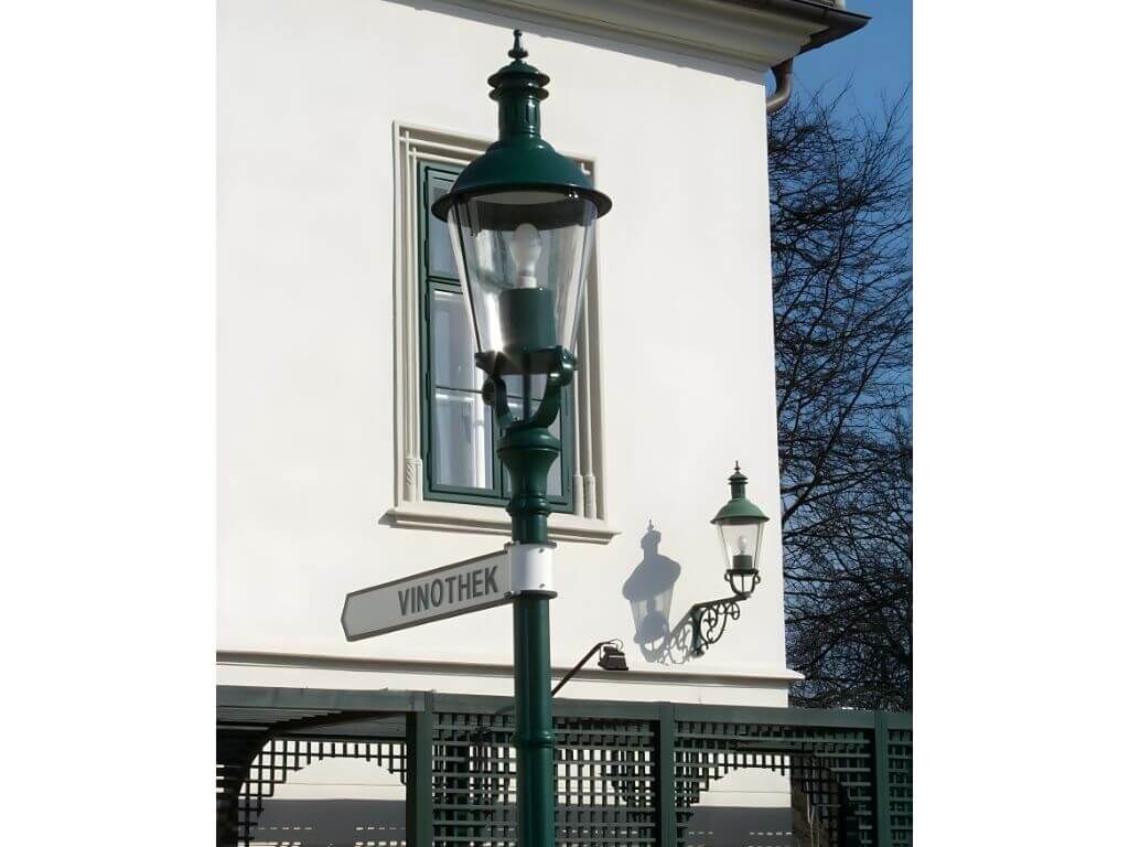 klassische Strassenlaterne mit integriertem Hinweiszeiger Vinothek klassische Strassenlaterne mit integriertem Hinweiszeiger Vinothek