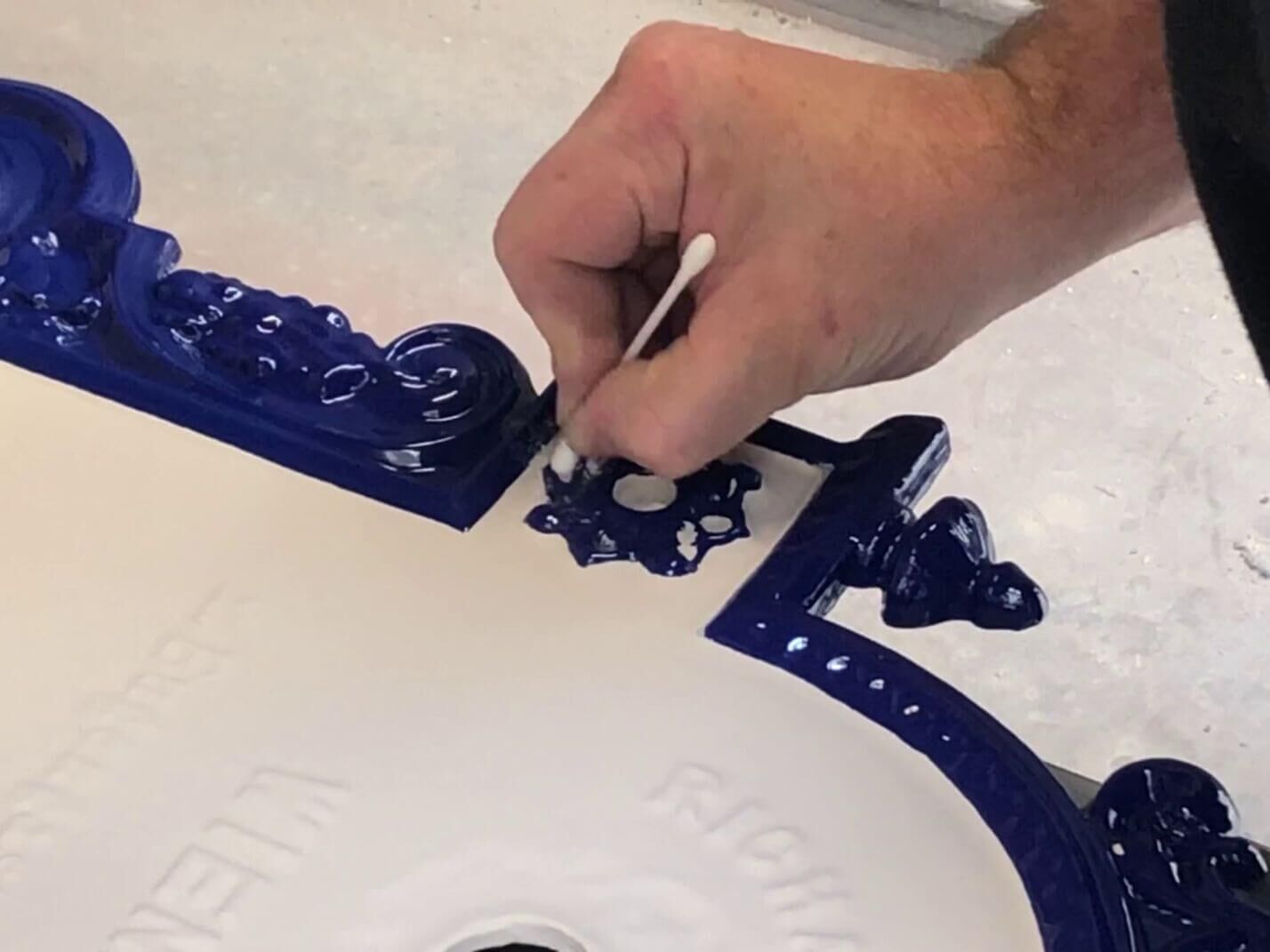 Überlappungen werden mit dem Wattestäbchen sorgfältig entfernt, um eine saubere Abtrennung zu schaffen Überlappungen werden mit dem Wattestäbchen sorgfältig entfernt, um eine saubere Abtrennung zu schaffen