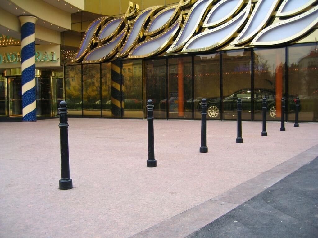 Elegante Strassenpoller aus Gusseisen vor der Admiral Arena Prater Elegante Strassenpoller aus Gusseisen vor der Admiral Arena Prater