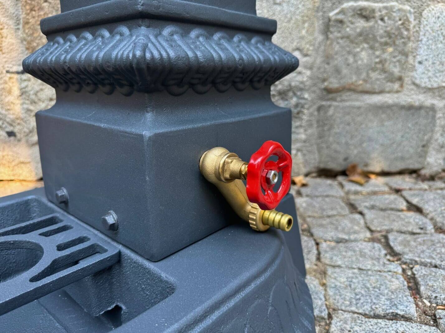 Praktischer seitlicher Gartenschauchanschluss aus Messing Praktischer seitlicher Gartenschauchanschluss aus Messing