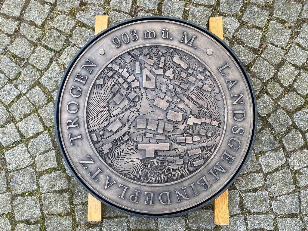 Schachtabdeckung aus Messingguss Landsgemeindeplatz Trogen Schachtabdeckung aus Messingguss Landsgemeindeplatz Trogen
