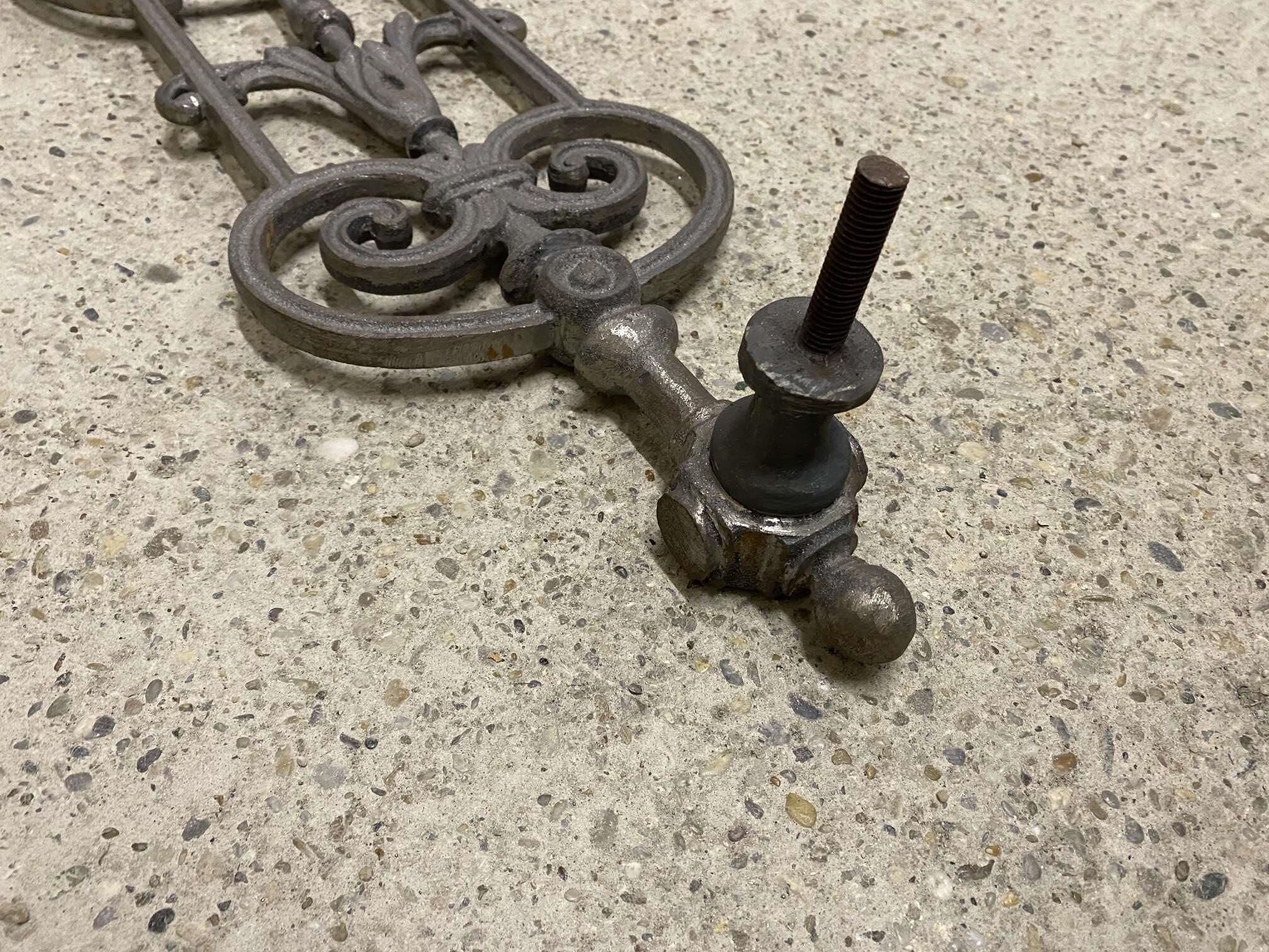 gelaendergitter-gusseisen-20s-2 Seitliche Befestigung - historisches Geländer