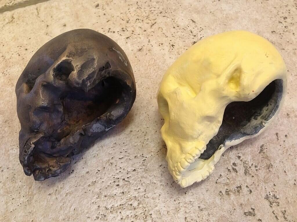 Totenkopf und Gussmodell aus Bronzeguss Totenkopf und Gussmodell aus Bronzeguss