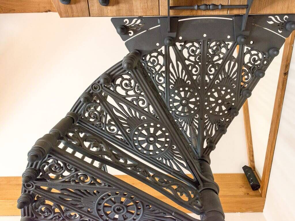 Klassische Wendeltreppe aus Gusseisen im nostalgischen Stil Klassische Wendeltreppe aus Gusseisen im nostalgischen Stil