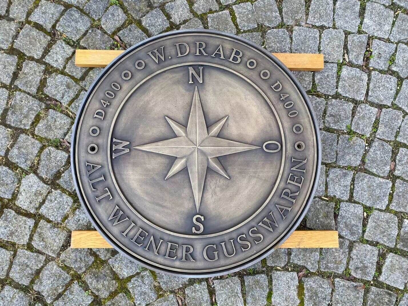 stilvolle Schachtabdeckung "Windrose" aus Messingguss stilvolle Schachtabdeckung "Windrose" aus Messingguss