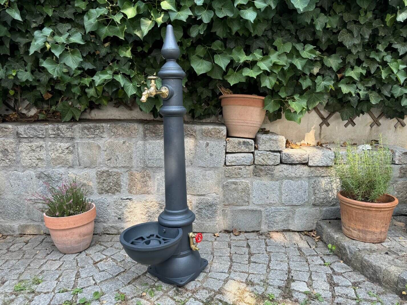 Anthrazitgrauer nostalgischer Gartenbrunnen St. Aegyd Gross aus Gusseisen Anthrazitgrauer nostalgischer Gartenbrunnen St. Aegyd Gross aus Gusseisen