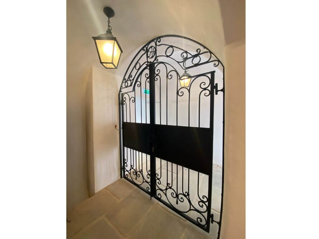 Zweifluegeliges Eingangstor aus Schmiedeeisen Zweifluegeliges Eingangstor aus Schmiedeeisen